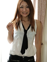 Molten chinese babe does some awesome posing